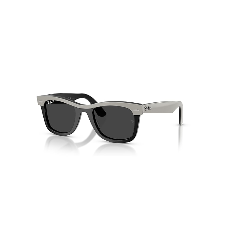 Óculos de Sol Ray-Ban estilo wayfarer.