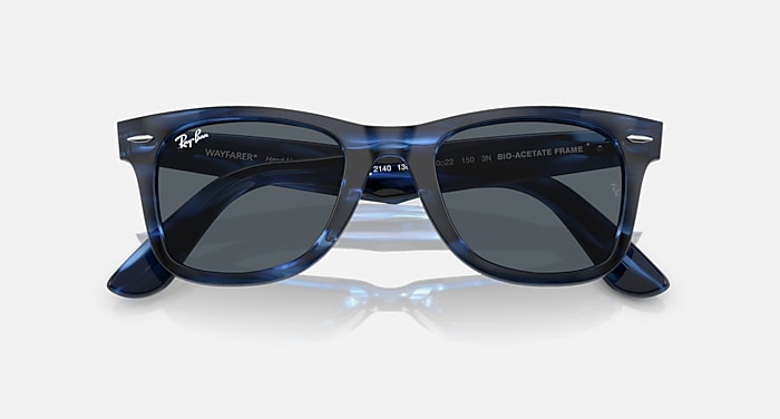 Les lunettes de soleil ORIGINAL WAYFARER BIO-BASED en Rayé bleu et