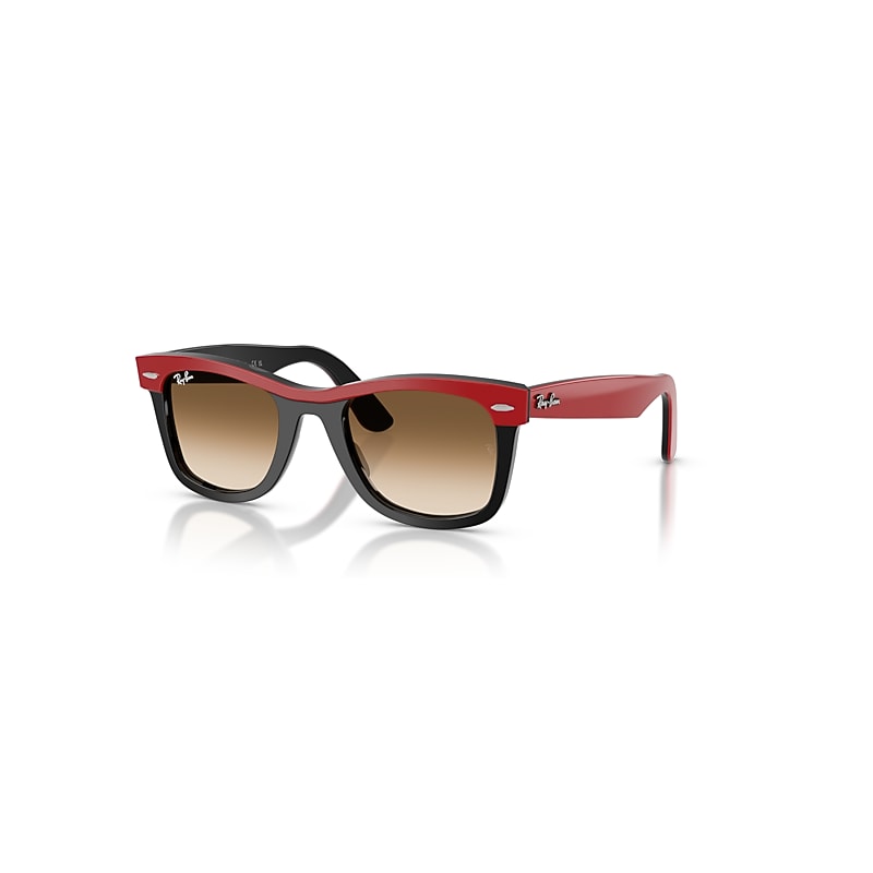 Óculos de Sol Ray-Ban estilo wayfarer.