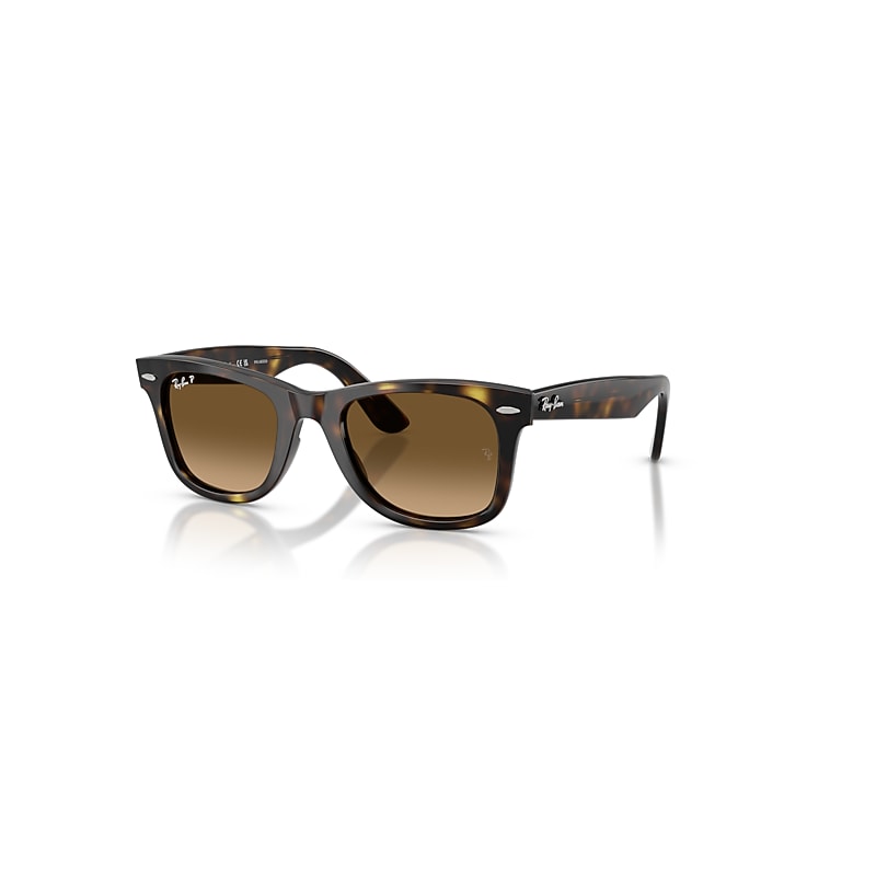 Óculos de Sol Ray-Ban estilo wayfarer.