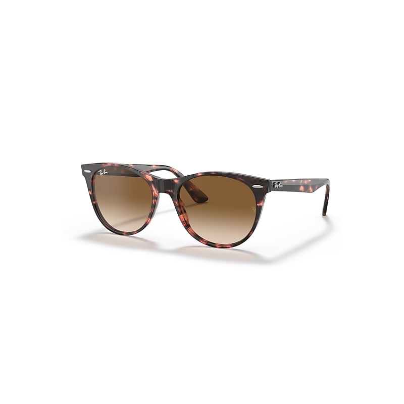 Óculos de Sol Ray-Ban estilo wayfarer.