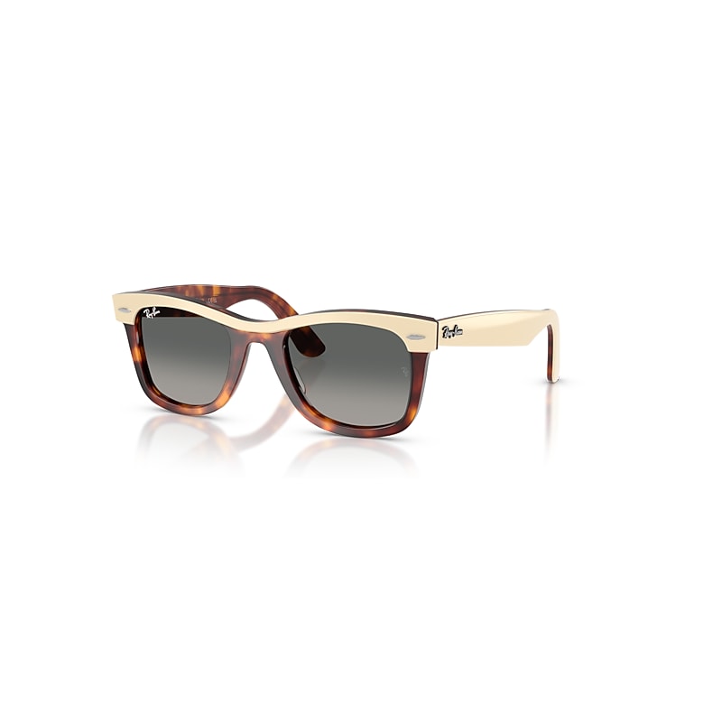Óculos de Sol Ray-Ban estilo wayfarer.
