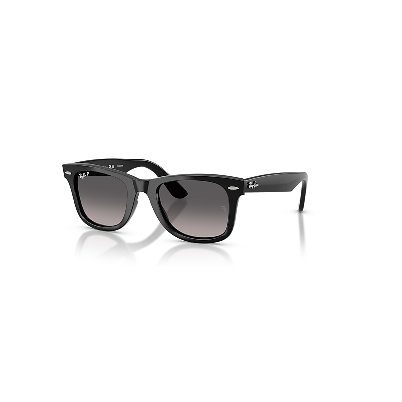Óculos de Sol Ray-Ban estilo wayfarer.
