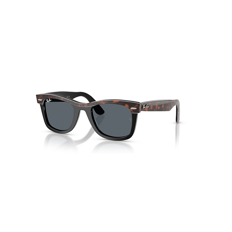 Óculos de Sol Ray-Ban estilo wayfarer.
