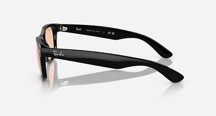 Ray-Ban  Wayfarer サングラス NEW WAYFARER CLASSIC Sunglasses in Black and Pink - RB2132F | Ray