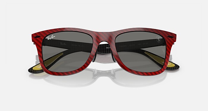 Ray-Ban WAYFARERハイパーカーボンSCUDERIA FERRARI WAYFARER HYPERCARBON 499P SCUDERIA FERRARI Sunglasses in Dark Red
