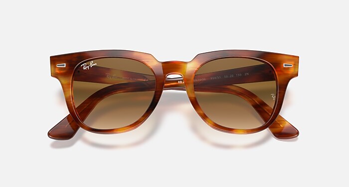 METEOR CLASSIC Sunglasses in Striped Havana and Light Brown